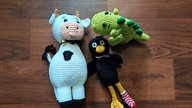 Ensemble aus Rabe "Socke", ein Dino und eine Kuh