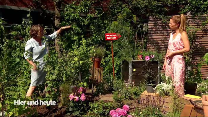 Anja Klein und Miriam Lange im Garten