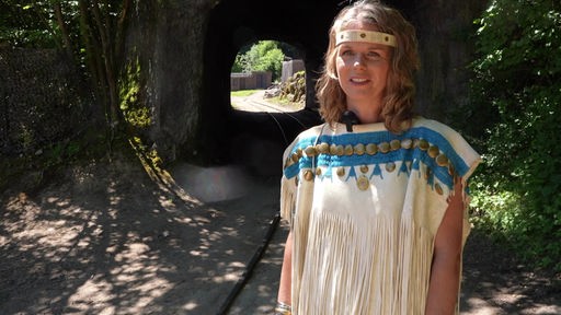 Tina Mester vor einer Naturkilisse in Elspe in ihrem Kostüm für eine Karl-May-Inszenierung