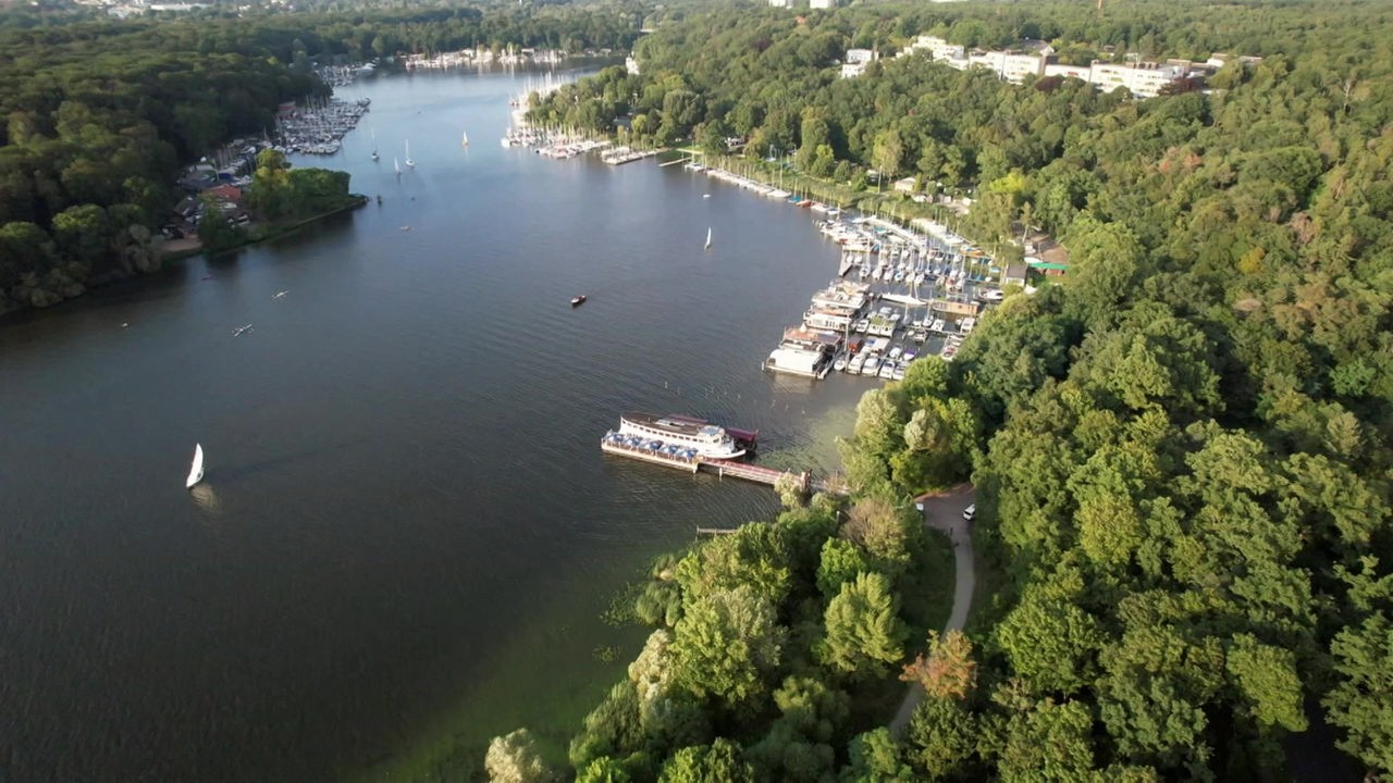 Der Flusslauf der Havel ist von Wald umgeben, einige Boote habe am ufer festgemacht.