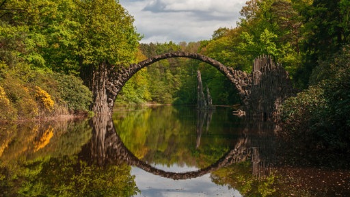 Eine Brücke welche über einen Fluss führt