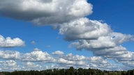 Wolkenformation über einem Feld.