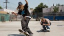 Fourth Grade“ (Ryder McLaughlin) filmt „Fuckshit“ (Olan Prenatt, l) bei seinen Skatetricks.