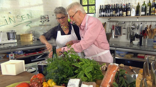 Martina und Moritz bereiten in ihrer Küche Gerichte mit Linsen zu