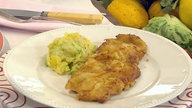 Wiener Schnitzel mit Kartoffelsalat auf einem Teller angerichtet