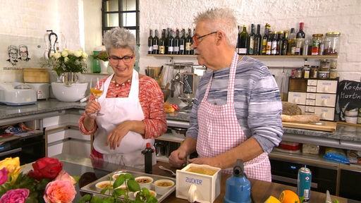 Martian und Moritz bereiten in ihrer Küche Gerichte der Provence zu