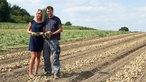 Alina und Philipp Schmittgen auf dem Feld.