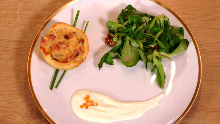 Vorspeise von Alina Schmittgen: Zwiebelküchlein mit Salat. 