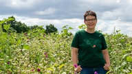 Anja Pötting auf einer Blumenwiese. 