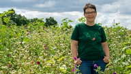 Anja Pötting auf einer Blumenwiese. 