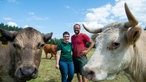 Anja Pötting und ihr Mann Marius auf der Kuhweide. 