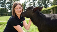 Anna Mölders mit Büffelbaby