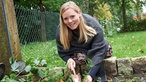  Annika Ahlers bei der Gartenarbeit.