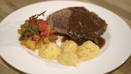 Bier-Rinderbraten mit Parmesan-Kartoffelpuffer und Herbstgemüse von Carina Bürgers.