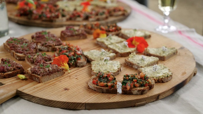 Sauerteigbrot mit Hirschtatar, Schafgarbenbutter, Wildkräuter-Bruschetta von Christine Huber