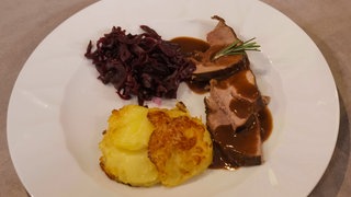 Lammkeule mit Kartoffelgratin und Rotkohl