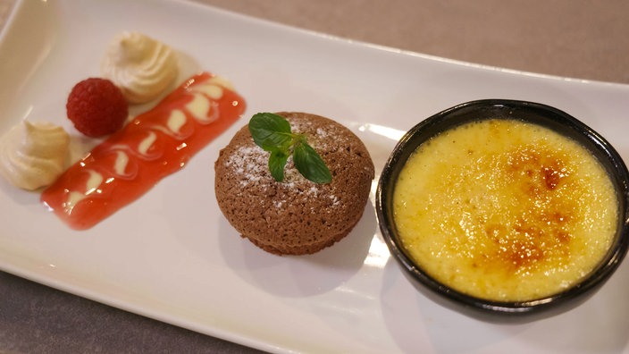 Eierlikör-Crème-Brûlée, Schokoküchlein und Baiser 