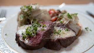 pochiertes Büffelfilet und Nudeltaschen von Domenica Müller