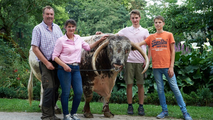 Luder und Elisabeth Bremehr, Longhorn Tolstoi und die beiden Söhne Lorenz und Alexander.