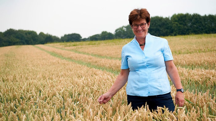 Helga Trimborn steht in einem Feld