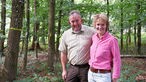 Barbara Hillejan mit ihrem Mann im Wald.