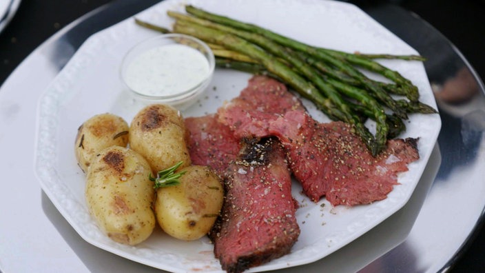 Steak vom Wagyu-Rind, Spargel und Kartoffeln von der Feuertonne