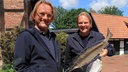 Frank Buchholz und Björn Freitag bereiten Fisch für das Jubiläums-Dinner zu. 