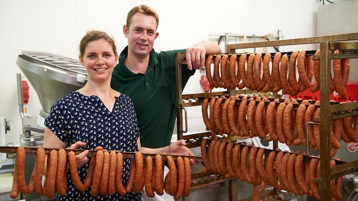 Die Geschwister Katharina und Johann in der Wurstküche.