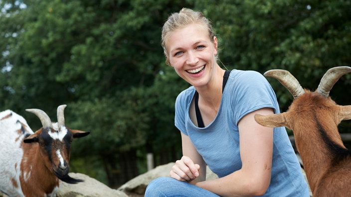 Katja Scheidtweiler mit Ziegen. 