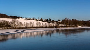 Verschneite Winterlandschaft an der Listertalsperre in der Nähe von Drolshagen im Sauerland 