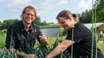  Lukas Tölkes und seine Frau Miriam am Gemüsebeet. 