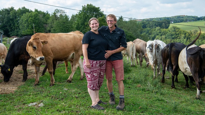  Lukas Tölkes und Frau Miriam auf der Kuhweide.