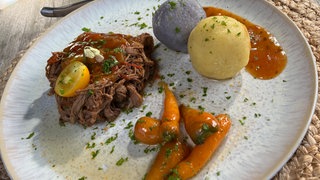 Pulled Beef mit Kartoffelknödeln und glasierten Möhrchen