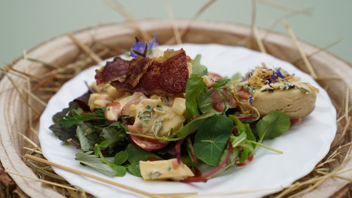 Eiersalat mit Wagyu-Bacon auf Wildkräuter-Salat