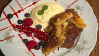 Bergische Mehlspeise mit Vanilleeis und frischen Beeren