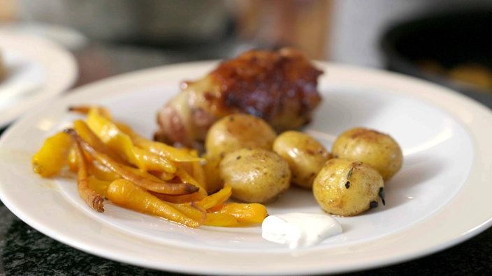 Hähnchenroulade mit Rosmarinkartoffeln und Möhren