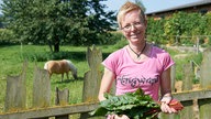 Rita Meermeyer mit Mangold in der Hand.