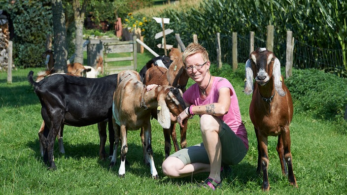 Rita Meermeyer inmitten ihrer Ziegen. 