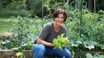 Sylke Lenzen in ihrem Gemüsegarten. 