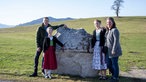 Theresa Tischner, ihr Mann Hansi und die beiden Töchter Annalena und Katharina führen den Hof "Beim Auer" in der vierten Generation. 