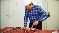 Björn Freitag zerlegt Hirschfleisch.