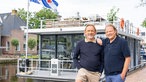 Frank Buchholz und Björn vor dem Hausboot. 