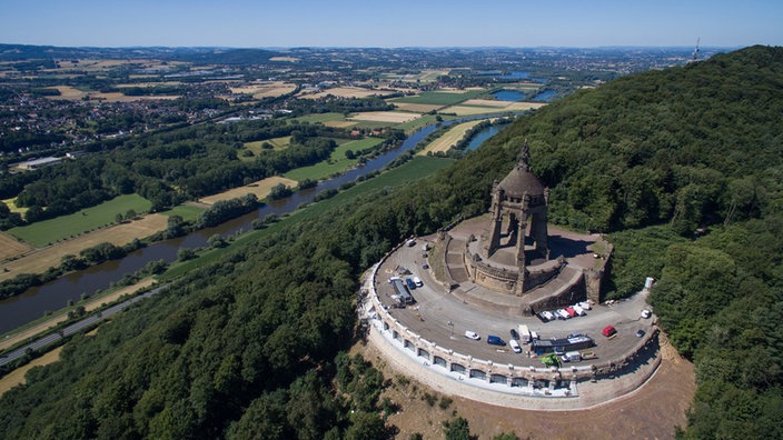 Das mit einer Drohne aufgenommene Luftbild zeigt das Kaiser-Wilhelm-Denkmal mit dem neuen Besucherzentrum darunter