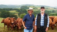 Frank Buchholz und Fritz Stapel vor der Weide mit dem Roten Höhenvieh.