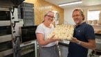 Frank Buchholz mit Andjelka Cajic de Rooij in der Backstube. 