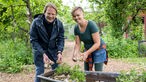 Björn Freitag und Eva-Maria Altena beplanzen eine Badewanne mit Brunnenkresse. .