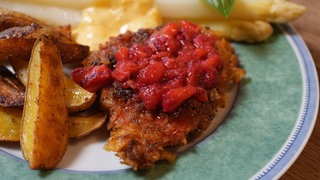 Putenschnitzel mit Kartoffelspalten und Spargel