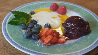 orbet aus Heidelbeeren mit einem Herrencreme-Joghurt.