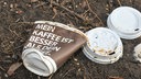 Benutzte Coffee-to-go-Pappbecher liegen in der Natur