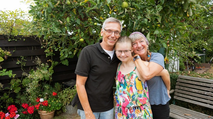 Marie mit ihrer Mutter Martine und ihrem Vater Helmut.